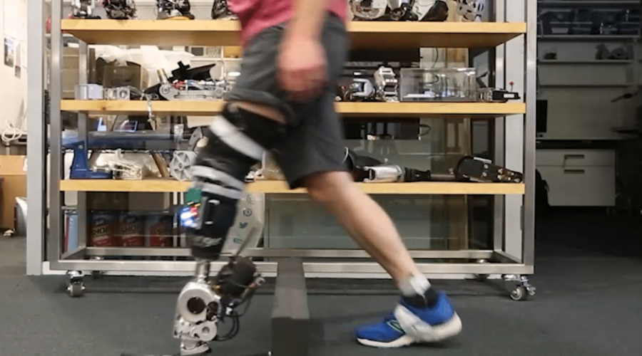 "C'est presque miraculeux" : des chercheurs ont créé une prothèse de jambe entièrement commandée par le cerveau
          Les chercheurs américains du MIT de Boston assurent que cette "jambe bionique" permet de retrouver un mouvement quasiment naturel.